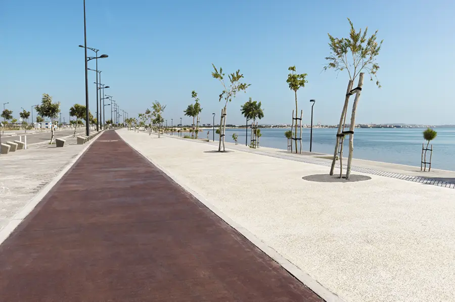 Piste cyclable rouge le long de la promenade du Lac 0