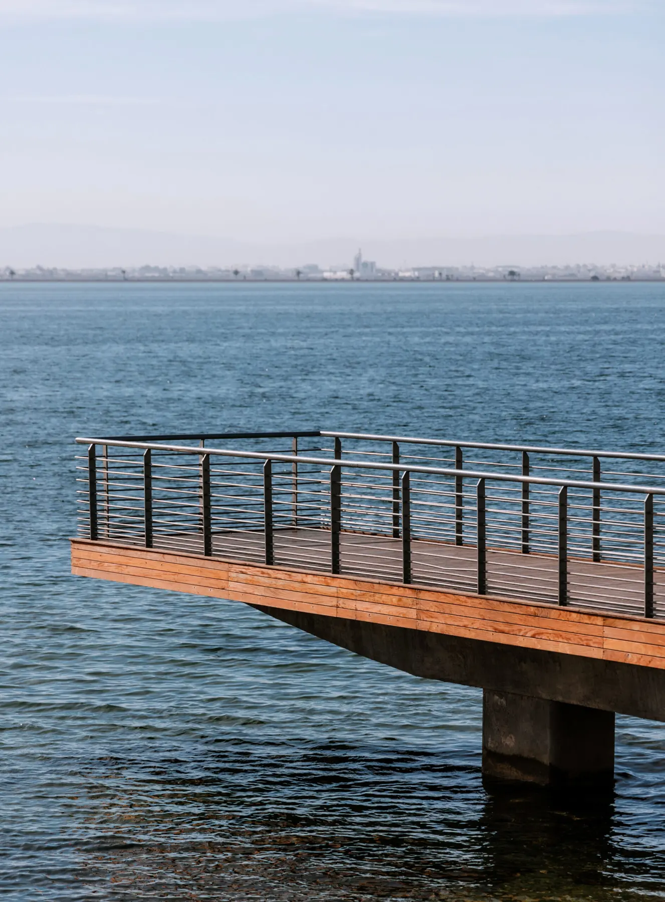 Ponton en bois avançant sur le Lac Nord de Tunis