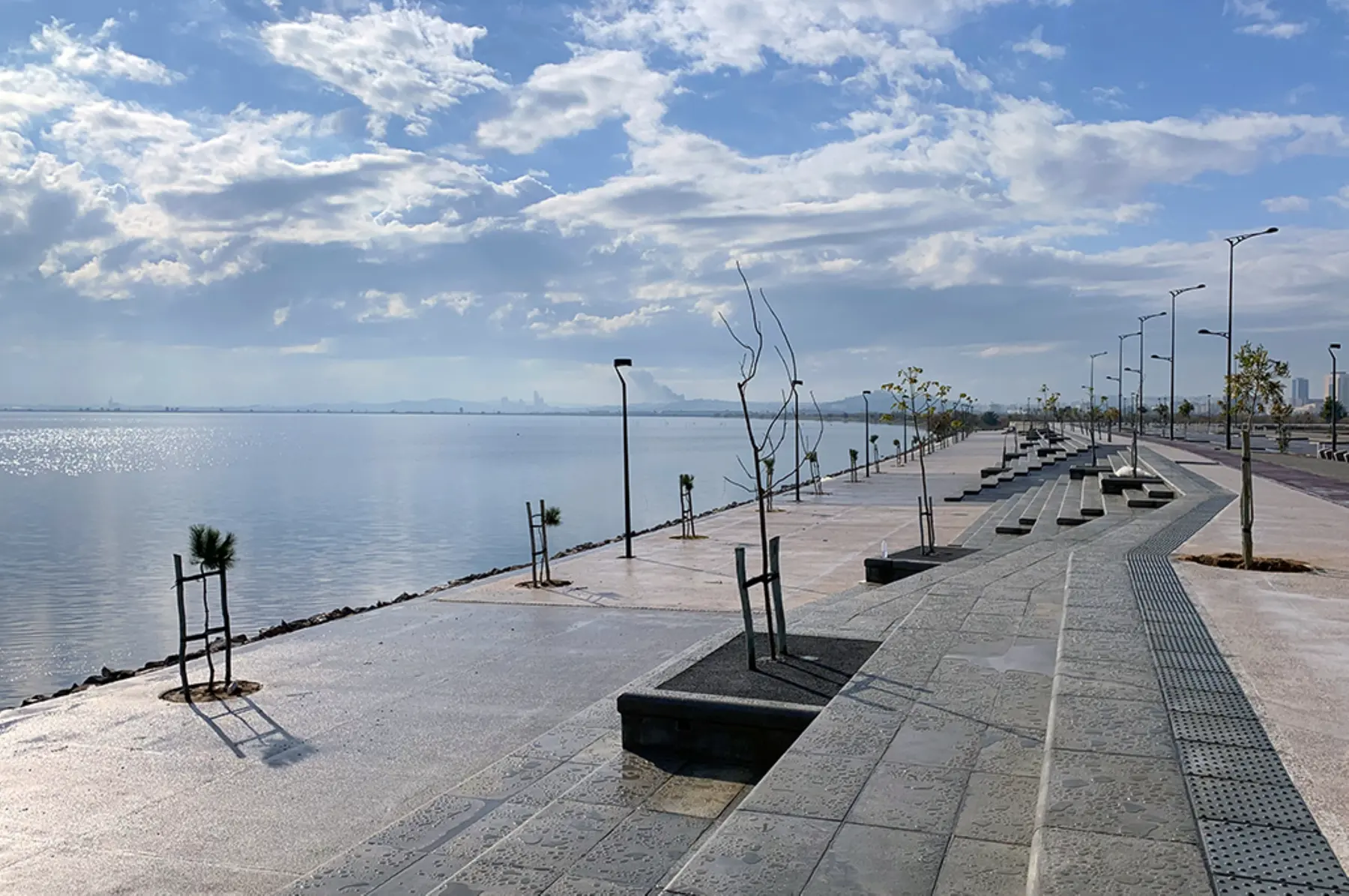 La promenade en pierre du Lac 0 longeant le Lac Nord de Tunis sous un ciel nuageux