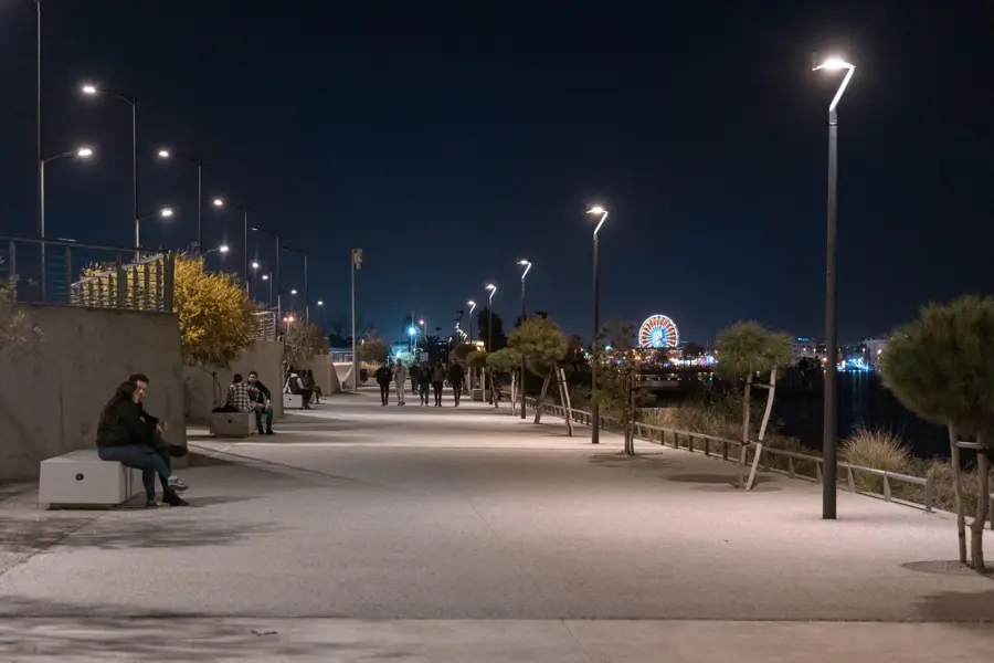 Promenade du Lac 0 éclairée la nuit, promeneurs sur les bancs