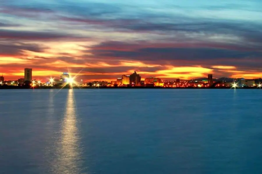 Les lumières de Tunis se reflétant sur le lac au crépuscule